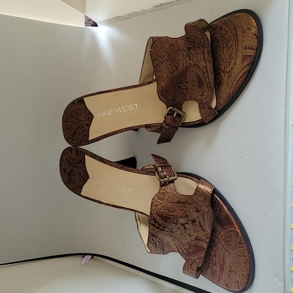 Nine West tapestry style buckle heels size 8 - Picture 3 of 6